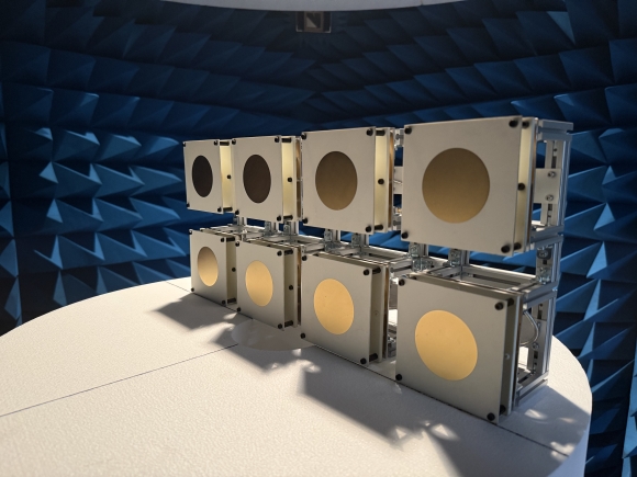 【写真:実験に用いた模擬衛星モジュール】 ※ 実験のためフレームで固定されていますが、実際の宇宙空間では個々のアンテナ(小型衛星)が独立して編隊を維持しながら軌道上を周回します。